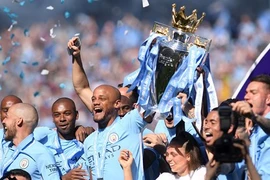 Cúp bạc Premier League "kỷ lục" của Man City hạ cánh xuống Việt Nam