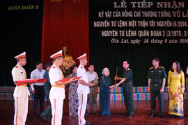 Bộ Tư lệnh Quân đoàn 3 tiếp nhận kỷ vật của Thượng tướng Vũ Lăng