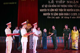 Bộ Tư lệnh Quân đoàn 3 tiếp nhận kỷ vật của Thượng tướng Vũ Lăng