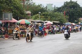 Chợ tự phát xuất hiện trở lại trên tuyến Quốc lộ 14