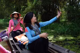 Rong chơi trải nghiệm mùa nước nổi ở đồng bằng sông Cửu Long