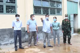 Phó Chủ tịch UBND tỉnh Kpă Thuyên thăm, tặng quà khu cách ly tập trung tại Chư Sê