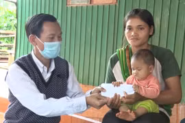 Trao tiền hỗ trợ cho 5 gia đình có trẻ bị đuối nước và tai nạn thương tích tại Đức Cơ