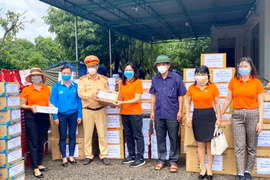 Hội Nữ doanh nhân tỉnh Gia Lai tặng quà chốt kiểm soát phòng-chống dịch Covid-19 khu vực cầu 110