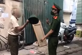 Phạt 2 triệu đồng cụ ông không đeo khẩu trang, dùng mũ cối đánh công an