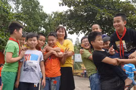 Cô giáo trẻ "trồng người" trên núi