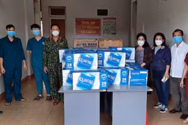 Trường THPT chuyên Hùng Vương tặng quà các khu cách ly tập trung