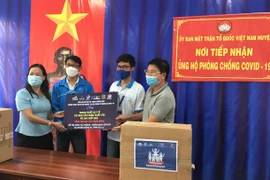Ban tổ chức chương trình "San sẻ yêu thương-Gia Lai chung tay đánh bay Covid-19" trao quà tại Krông Pa