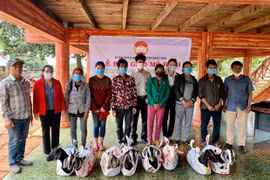 Mang Yang: Bàn giao dê giống cho hộ nghèo, cận nghèo