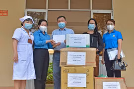 Công đoàn ngành Y tế Gia Lai tặng vật tư phòng-chống dịch cho bệnh viện, khu cách ly
