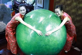 Thanh niên đào được viên dạ minh châu 6 tấn gần 10 nghìn tỷ đồng khiến cả thế giới bàng hoàng