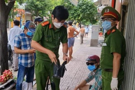 TP. Hồ Chí Minh: Nghi phạm cướp giật vượt chốt kiểm soát Covid-19, dương tính với ma túy