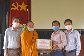 Ban trị sự Phật giáo tỉnh Gia Lai tặng vật dụng y tế cho khu cách ly tập trung huyện Ia Grai