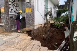 Pleiku: Mưa lớn gây sạt lở đất ảnh hưởng tới nhà dân