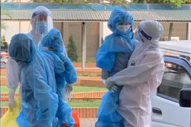 Cha mẹ được đi, ở cùng trẻ nhỏ phải cách ly điều trị Covid-19