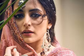 Nhan sắc minh tinh đăng quang Hoa hậu Quốc tế Ấn Độ 2021