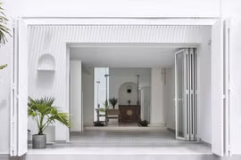 Nhà mặt phố sang trọng nhờ tông màu vàng trắng