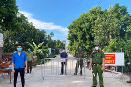 16 nam, nữ thanh niên "bay lắc" trong quán karaoke bất chấp lệnh cấm