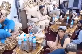 Taliban thưởng trà trong dinh thự xa hoa của lãnh chúa Afghanistan