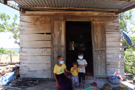 Mẹ chết, cha vào tù, 4 đứa trẻ bơ vơ