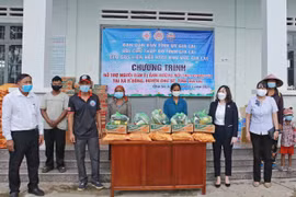 Tặng 100 suất quà cho người dân xã Hbông bị ảnh hưởng bởi dịch Covid-19