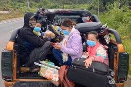 Đắk Nông: 2 vợ chồng trẻ hoảng loạn khi bị hỏng xe giữa đêm mưa được tặng xe máy mới về quê