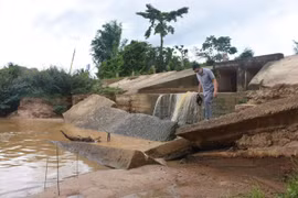 Nỗi lo sạt lở mùa mưa lũ