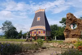 Phú Thiện: Thầy-cô giáo chung tay làm nhà rông cho trường