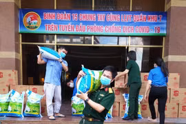 Binh đoàn 15 hỗ trợ nhu yếu phẩm cho lực lượng vũ trang Quân khu 7