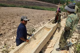 Đẽo thuyền độc mộc bên sông Pô Cô