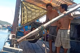 168 ngư dân về bến nhưng không thể lên bờ