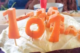 Con rể 71 tuổi dùng bắp cải làm bánh sinh nhật tặng mẹ vợ 101 tuổi trong khu cách ly