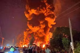 Lửa lớn bao trùm khu xưởng tại một cụm công nghiệp Bình Định