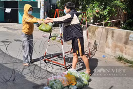 Dìu nhau qua khó khăn mùa dịch (kỳ 1): "Cho em xin phần quà với"