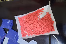 Thanh niên lấm lét khi thấy cảnh sát cơ động, lộ ra mua bán ma tuý