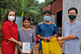 Công ty Vĩnh Hiệp tặng 79 suất quà cho người nghèo và học sinh khó khăn phường Thắng Lợi