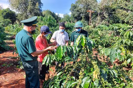 Đảng viên Biên phòng sinh hoạt tại chi bộ thôn, làng "3 bám, 4 cùng"