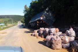 Kon Tum: 3 xe tải liên tiếp lật nhào trong đêm