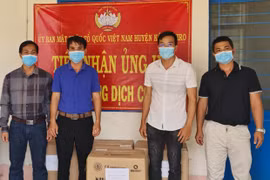 Kông Chro: Công ty cổ phần Đak Srông ủng hộ 10 ngàn khẩu trang y tế