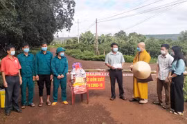 Chư Sê tặng trên 250 suất quà cho người dân khó khăn xã Al Bá