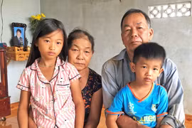 Tuổi già bệnh tật nuôi 2 cháu thơ dại