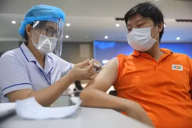 Vì sao Việt Nam chưa tiêm vắc-xin Covid-19 cho người dưới 18 tuổi?