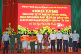Đảng ủy Khối các Cơ quan và Doanh nghiệp tỉnh Gia Lai tặng vật tư y tế phục vụ phòng-chống dịch