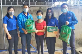 Pleiku: Tặng quà cho 66 thiếu nhi khuyết tật