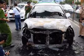 Cháy taxi chở khách ra sân bay, 5 người thoát chết