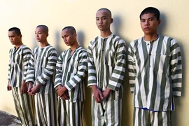 Mánh khóe nhóm "con nghiện" cung cấp hàng trắng