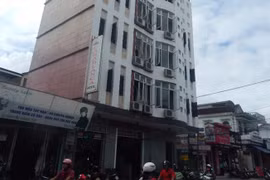 Cháy khách sạn, du khách hoảng loạn