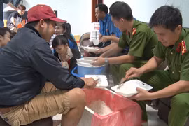 Những suất cơm thấm đượm tình người