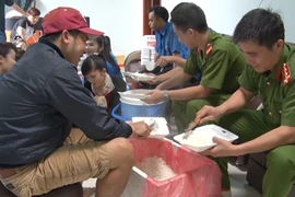 Những suất cơm thấm đượm tình người