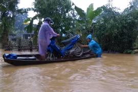 Mưa lớn 6 giờ liền, lũ miền Trung tiếp tục lên